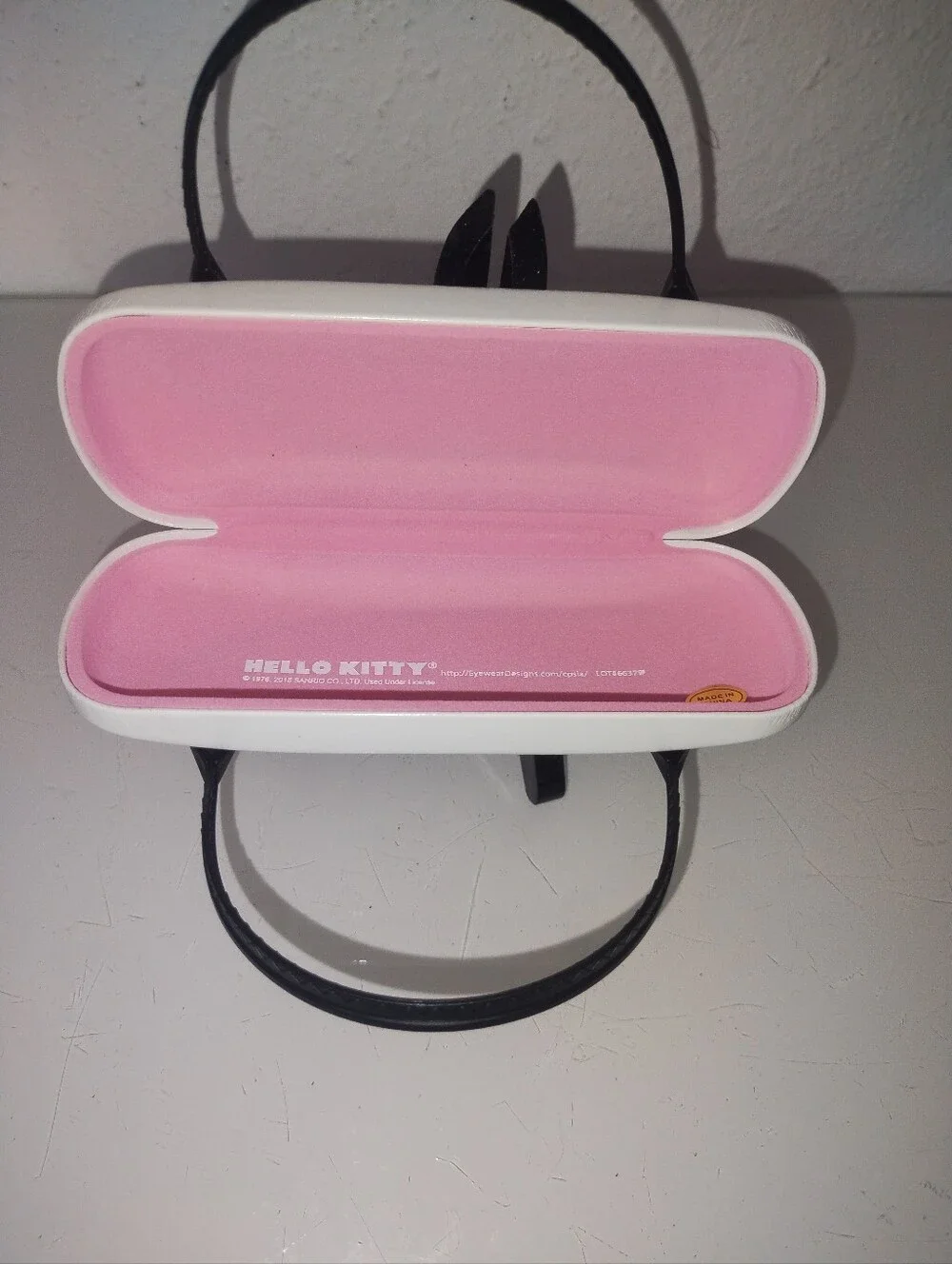 Officially licensed Sanrio Hello Kitty hard-shell hardshell eyeglass case